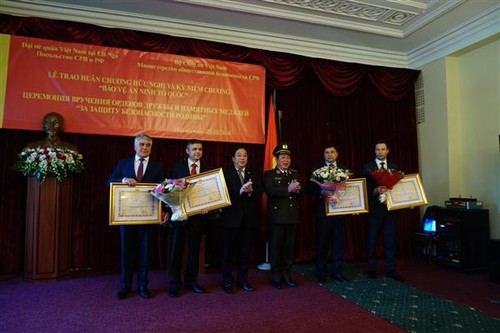 Вьетнам вручил орден «Дружбы» учебным заведениям МВД и МЧС РФ  - ảnh 1